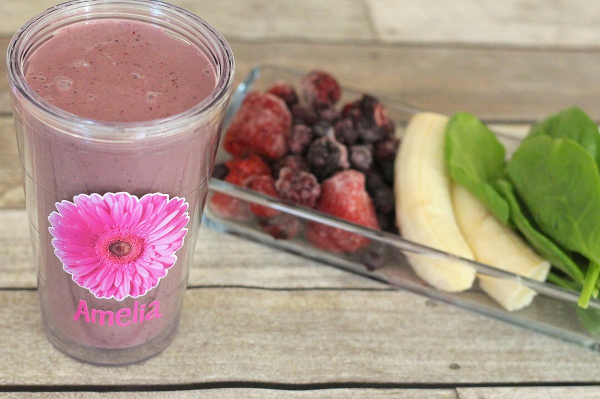 A green smoothie made with Greek yogurt and mixed berries, a protein-containing breakfast option